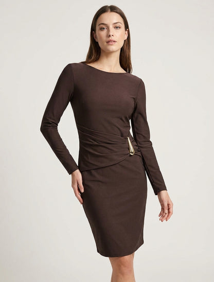 Vestido midi con adorno de metal. - Marrón