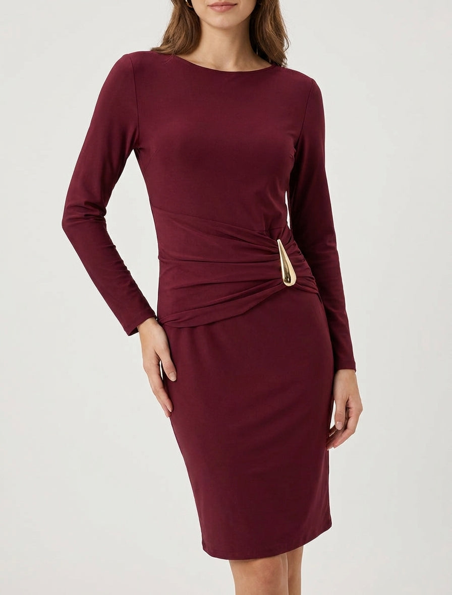 Vestido midi con adorno de metal. - Burdeos