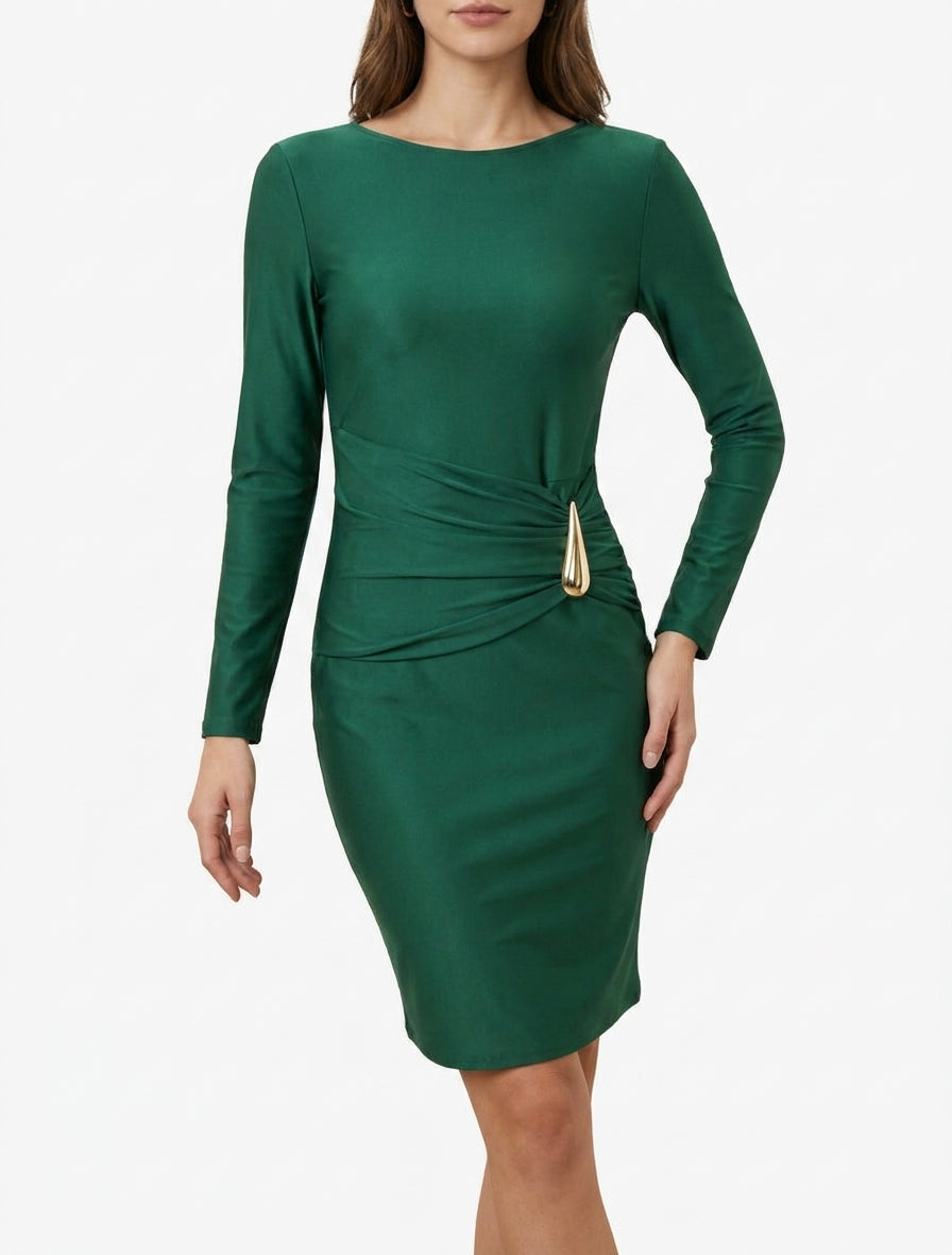 Vestido midi con adorno de metal. - Verde