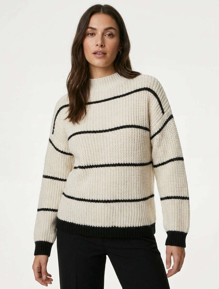 Jersey recto con cuello alto y rayas. - Crudo