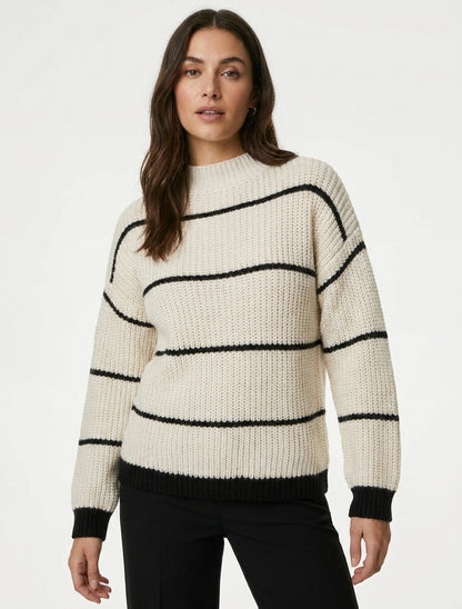 Jersey recto con cuello alto y rayas. - Crudo