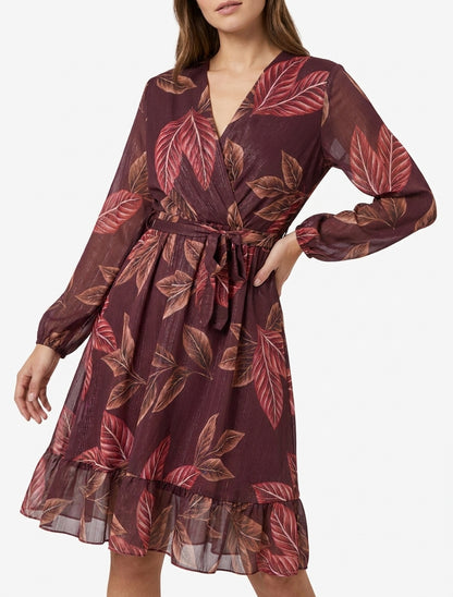 Vestido irisado con estampado de hojas y bordes con volantes. - Color vino