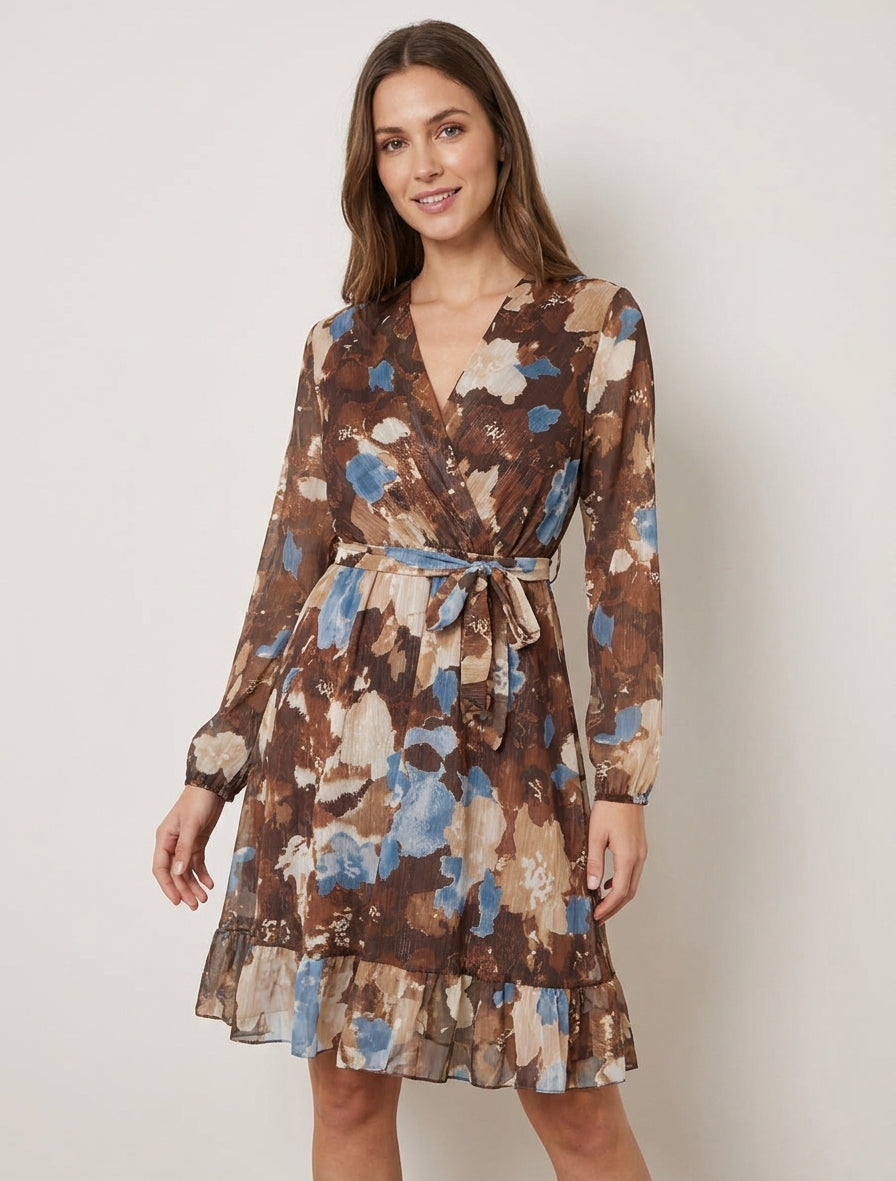 Vestido irisado con estampado de flores abstractas y bordes con volantes. - Marrón