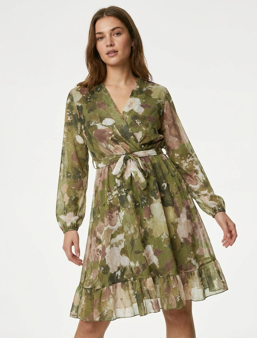 Vestido irisado con estampado de flores abstractas y bordes con volantes. - Caqui