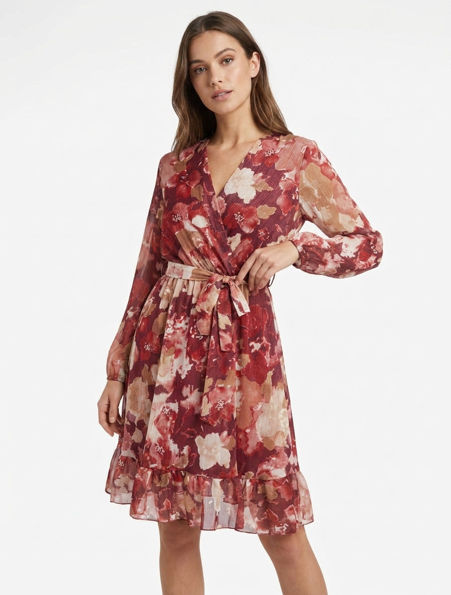 Vestido irisado con estampado de flores abstractas y bordes con volantes. - Color vino