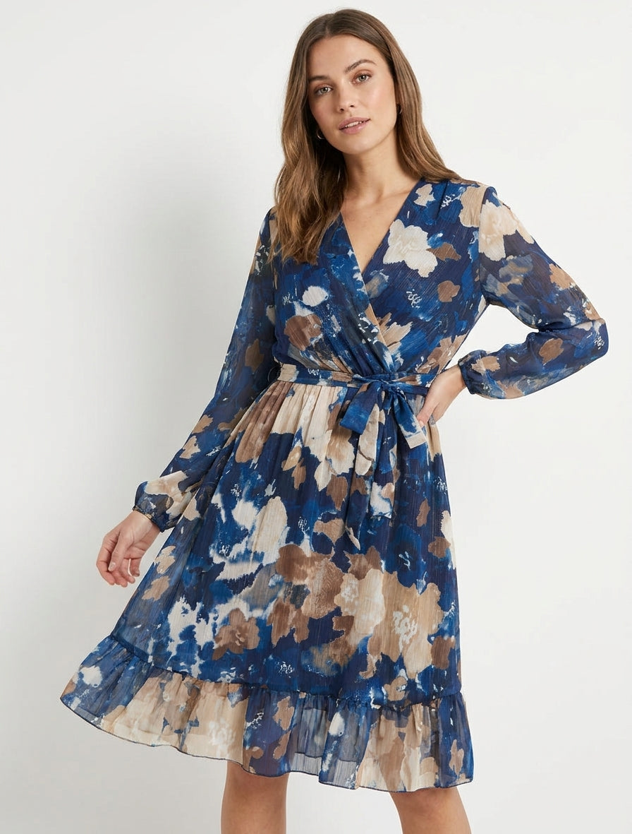Vestido irisado con estampado de flores abstractas y bordes con volantes. - Marine