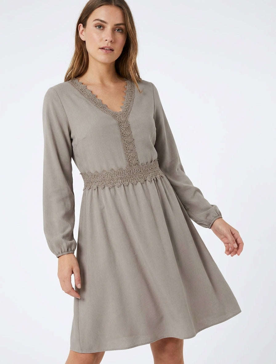Vestido acampanado liso con mangas largas y encaje - Topo