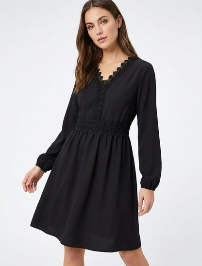 Vestido acampanado liso con mangas largas y encaje - Negro
