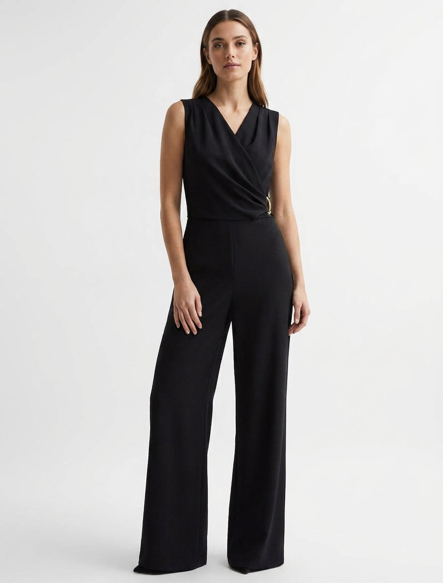 Mono holgado con cuello cruzado efecto drapeado y joya - Negro