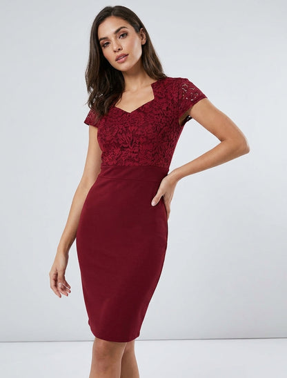 Vestido ajustado con busto de encaje y mangas cortas. - Burdeos