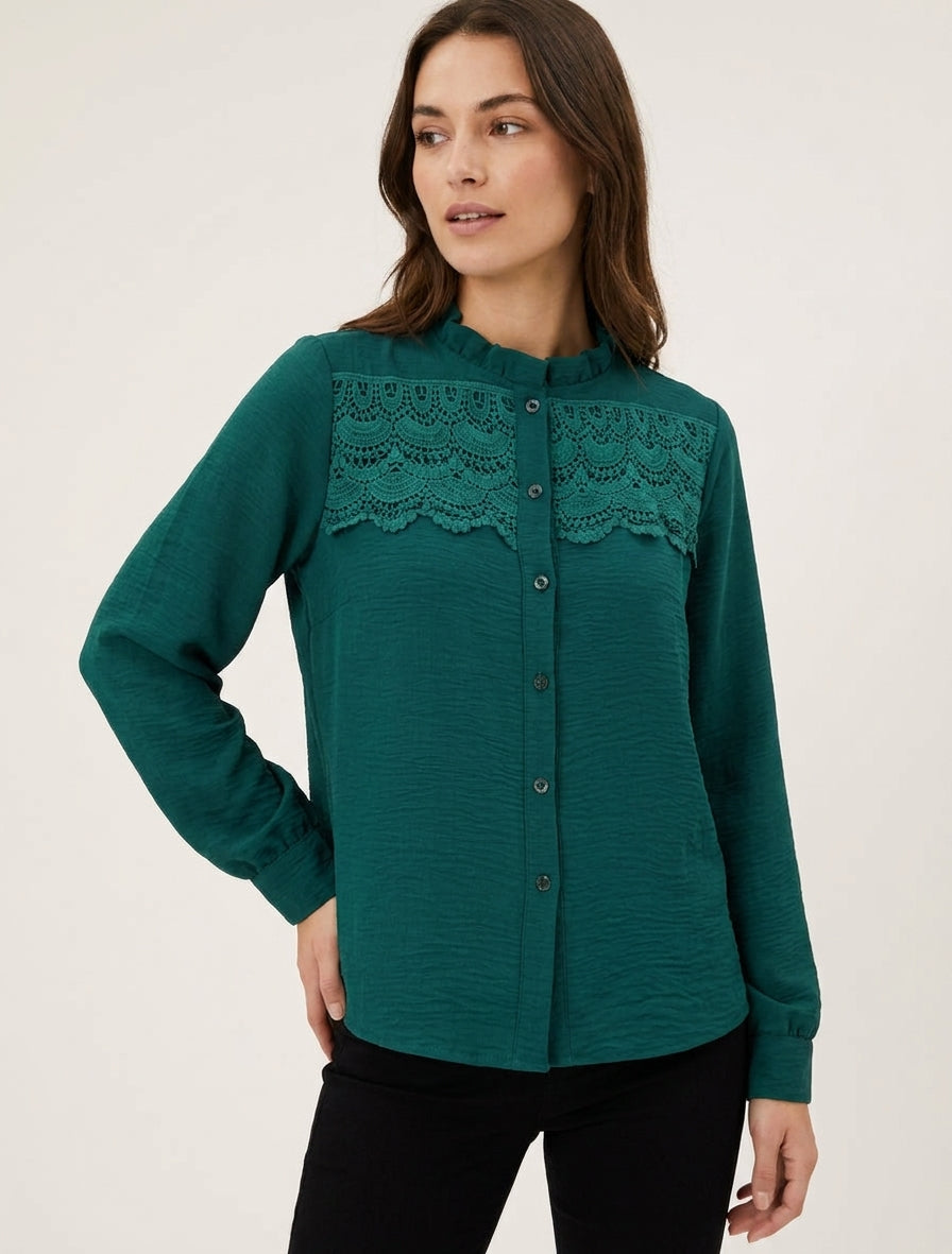 Blusa con cuello alto con volantes y encaje. - Verde oscuro