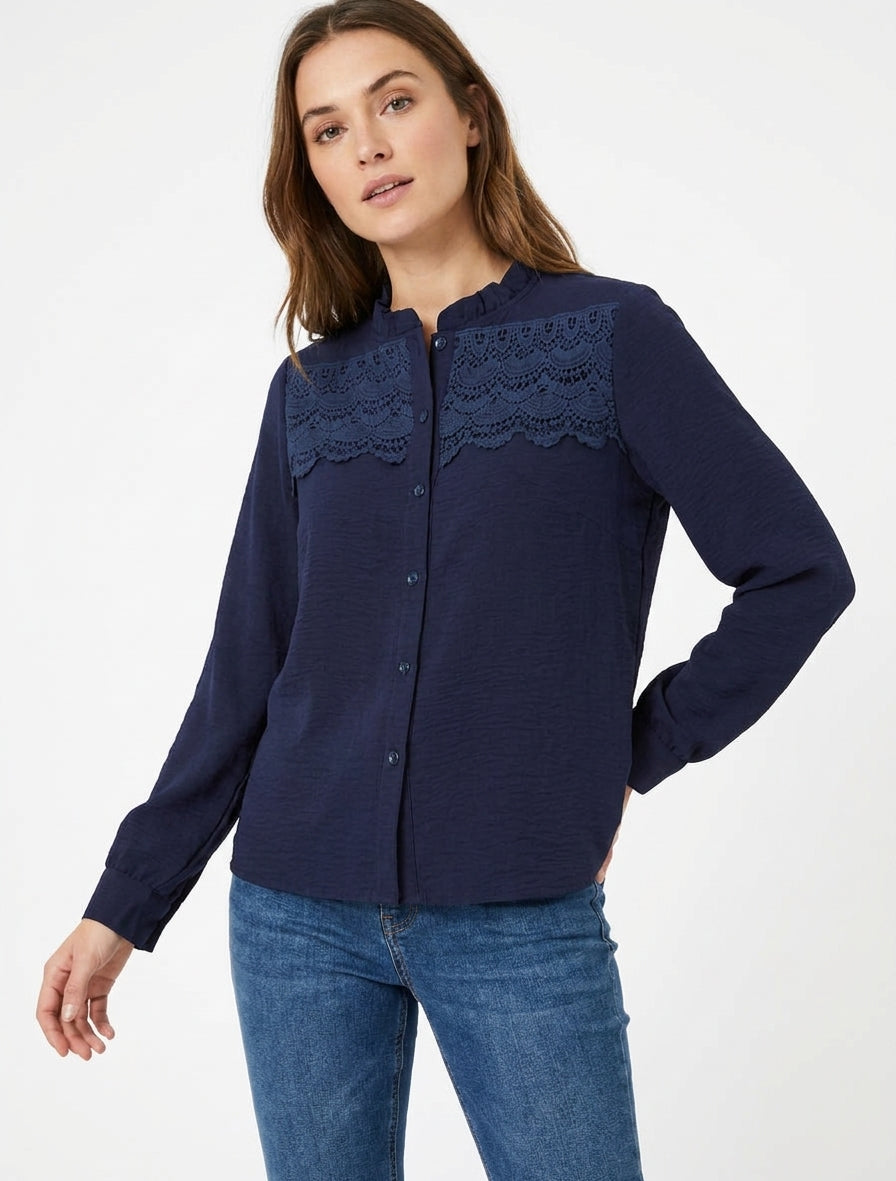 Blusa con cuello alto con volantes y encaje - Marine