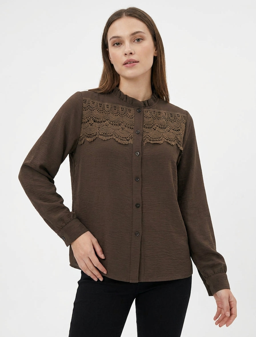 Blusa con cuello alto con volantes y encaje - Marrón