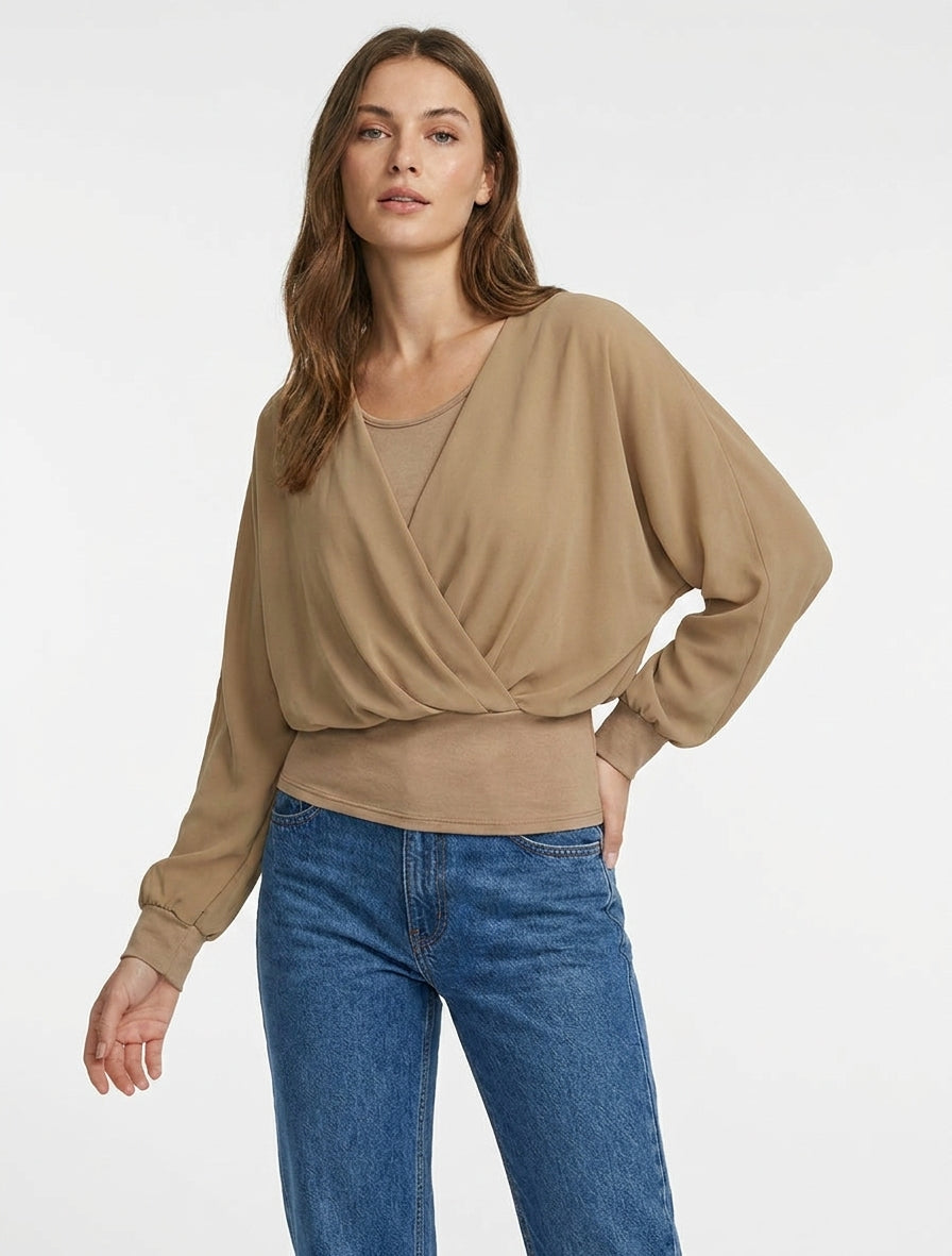 Top con mangas estilo murciélago y paneles cruzados. - Beige oscuro