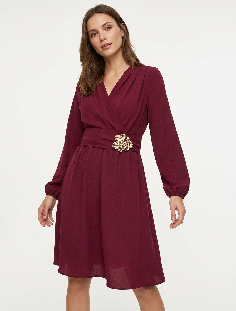 Vestido con cuello cruzado y joya martillada - Color vino