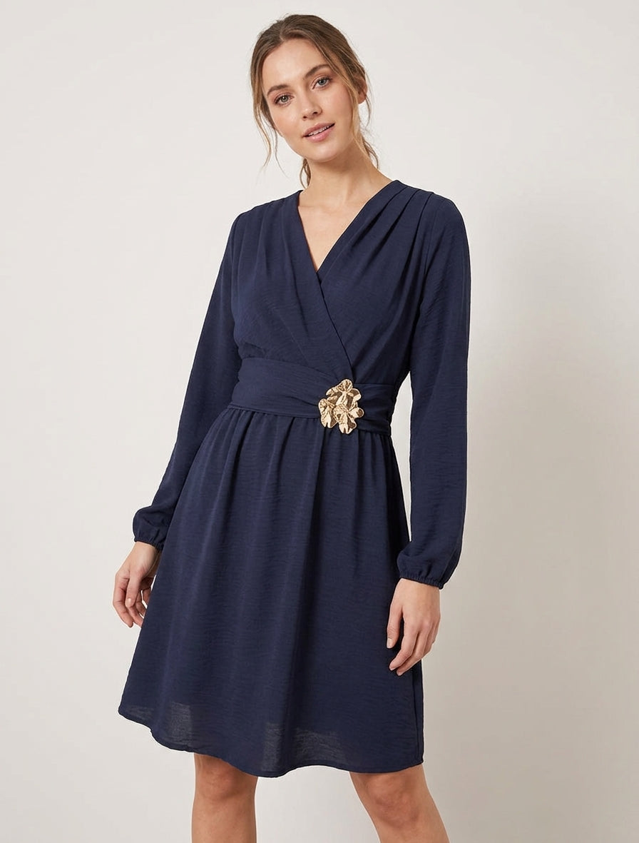 Vestido con cuello cruzado y joya martillada - Marine