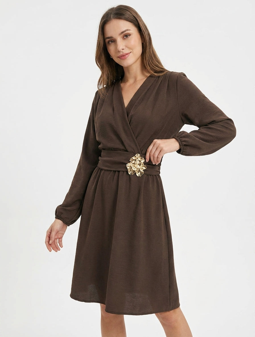 Vestido con cuello cruzado y joya martillada - Marrón