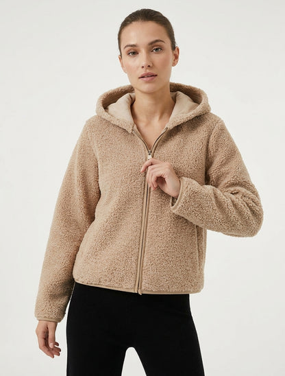 Chaqueta con cremallera y capucha efecto lana rizada. - Beis