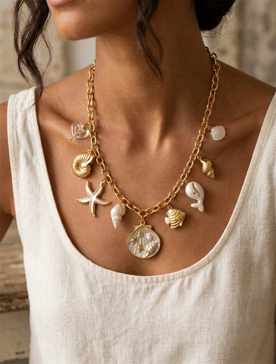 Collar de fantasía con diseño de marinos y corazón. - Beis