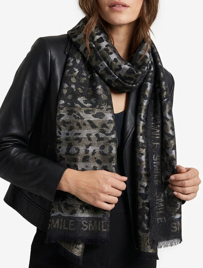 Bufanda rectangular irisada con estampado de leopardo. - Negro