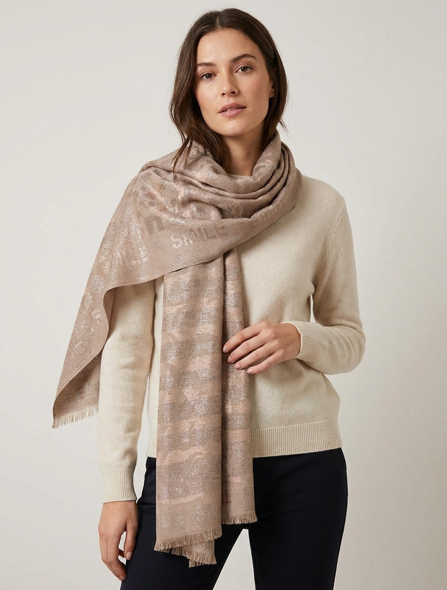 Bufanda rectangular irisada con estampado de leopardo. - Topo