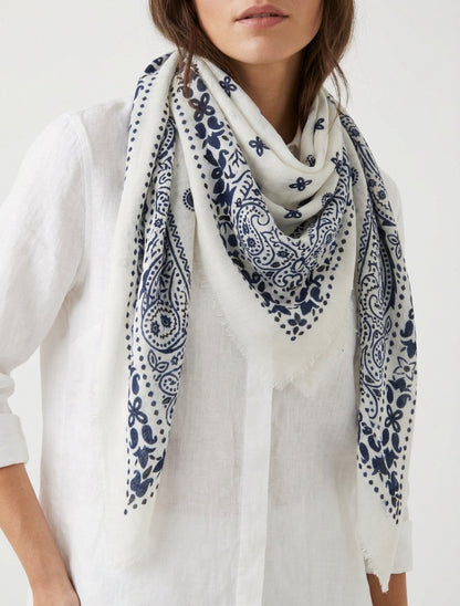 Pañuelo estampado paisley con bordes deshilachados - Blanco