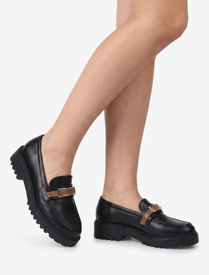 Mocasines con suela dentada y hebilla metálica. - Negro