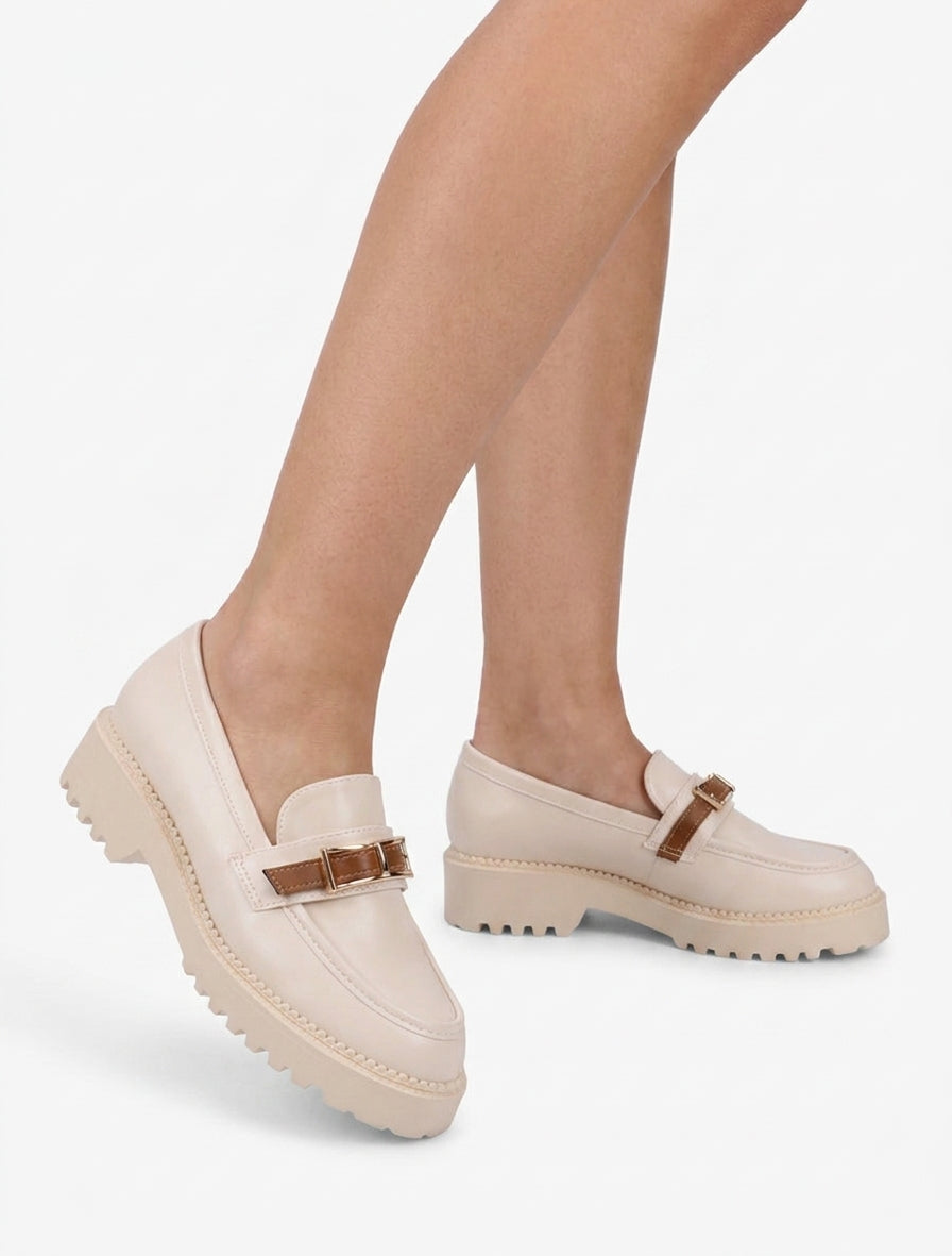 Mocasines con suela dentada y hebilla metálica. - Beis