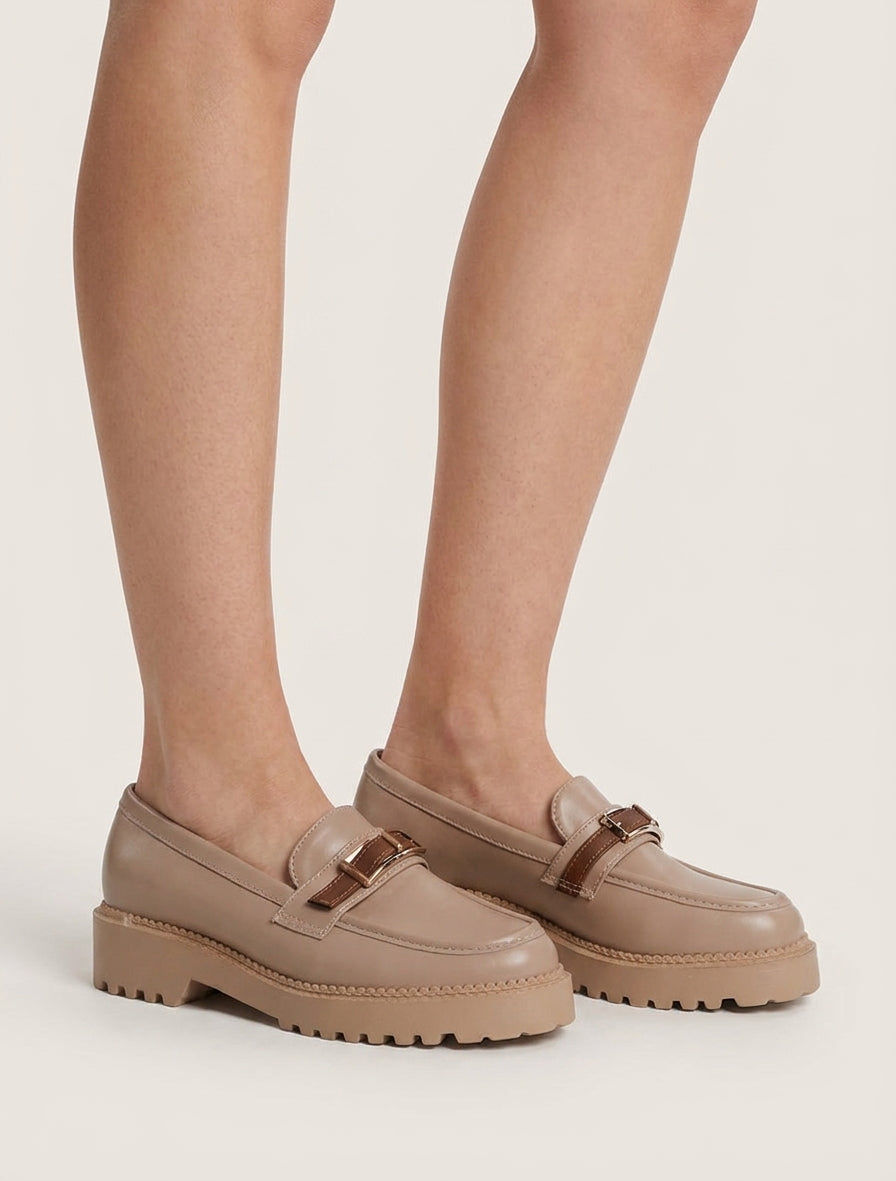 Mocasines con suela dentada y hebilla metálica. - Topo