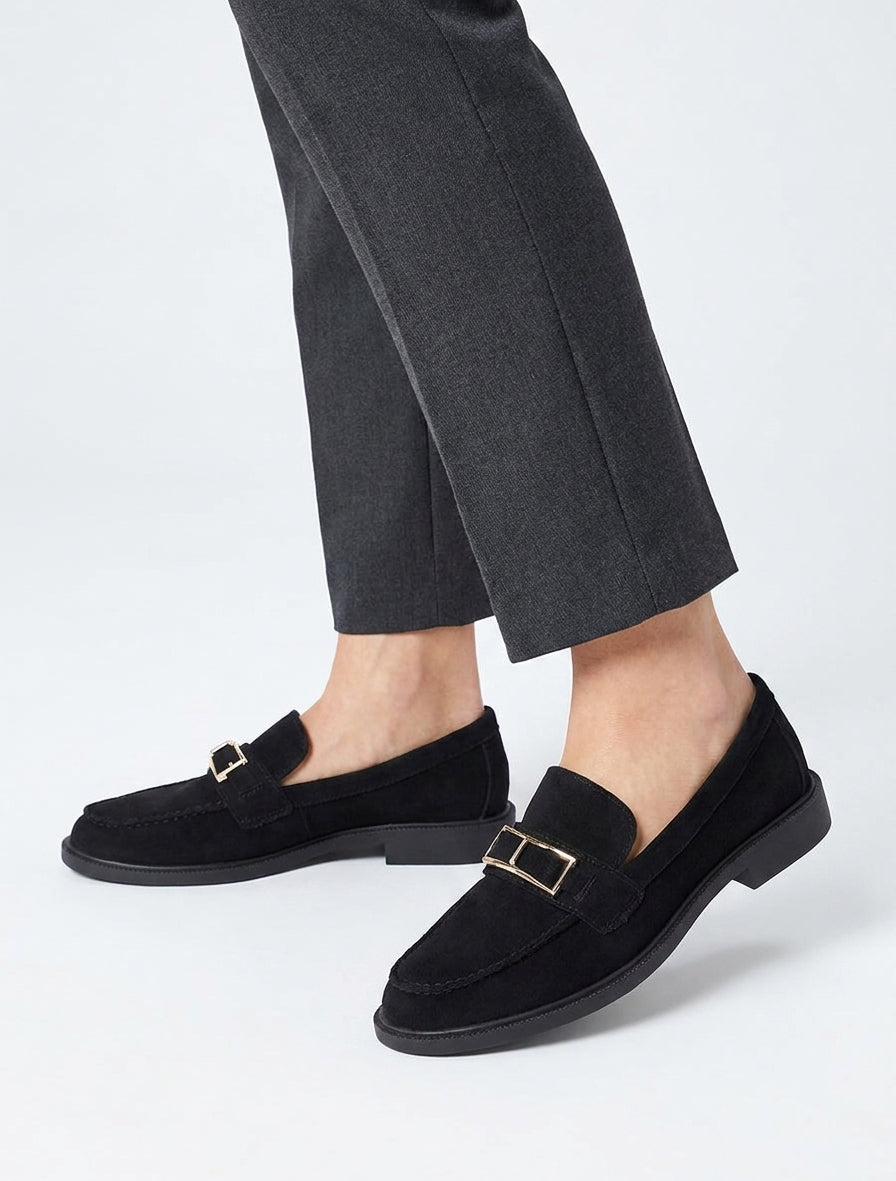 Mocasines de ante con adorno de fantasía en metal. - Negro