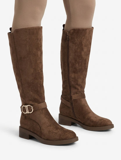 Botas de ante con hebilla y puntas redondeadas - Marrón