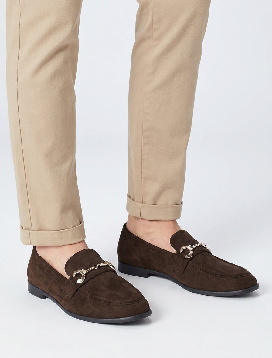 Mocasines de antelina con hebilla estilizada - Chocolate