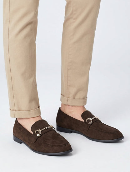 Mocasines de antelina con hebilla estilizada - Chocolate