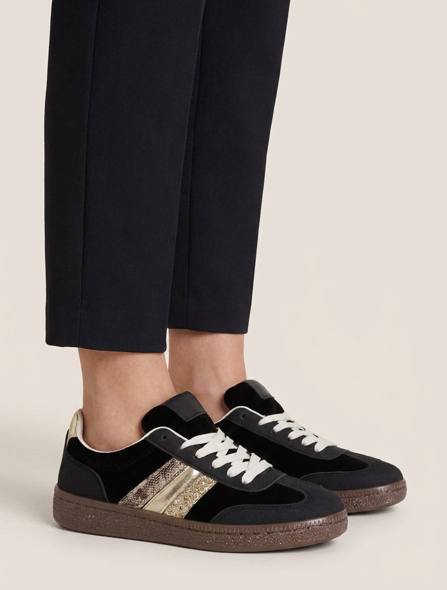 Zapatillas con paneles de terciopelo y suela texturizada. - Negro