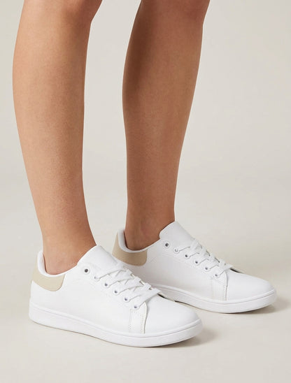 Zapatillas básicas con contrafuerte en contraste - Beis