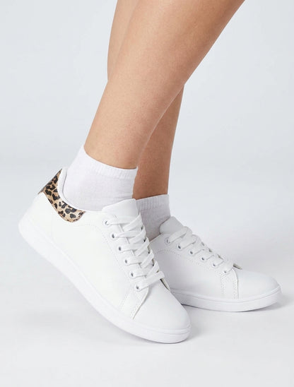 Zapatillas básicas con contrafuerte estampado de leopardo - Blanco/camelo