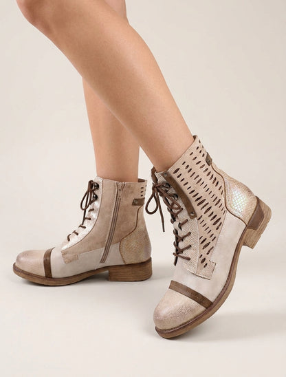 Botines con cordones con perforaciones irisadas y pitón. - Beis