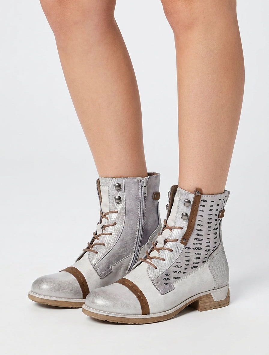 Botines con cordones con perforaciones irisadas y pitón. - Gris