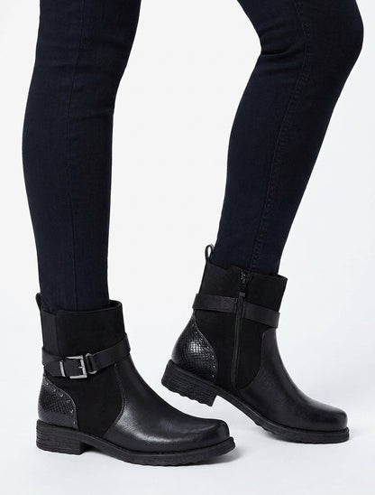 Botines con correa decorativa y pieza de pitón. - Negro