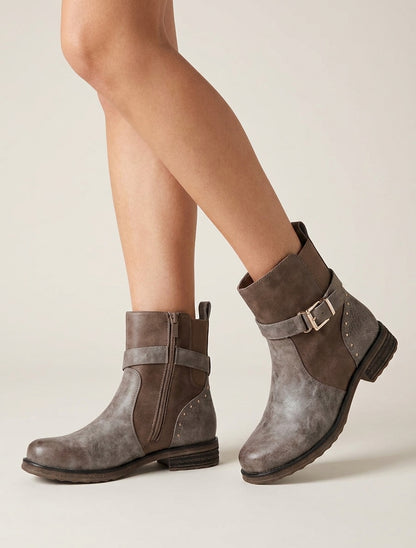 Botines con correa decorativa y pieza de pitón. - Topo