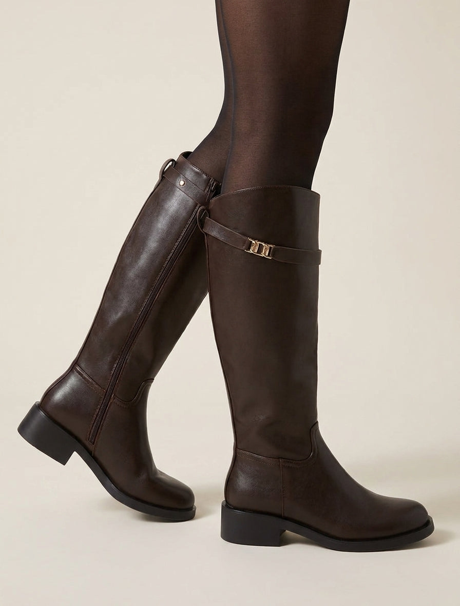 Botas de imitación con correa decorativa - Marrón