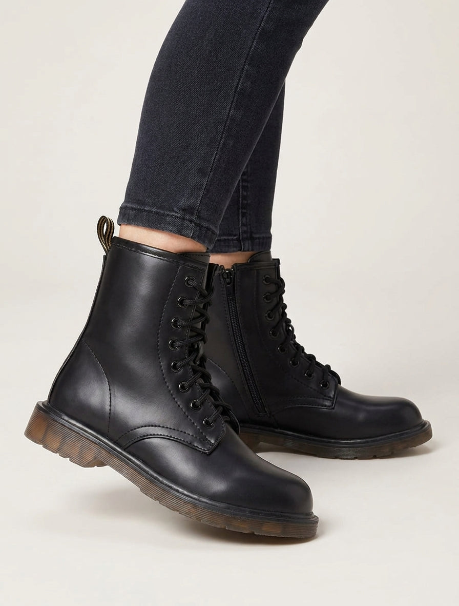 Botas altas con cordones de imitación. - Negro