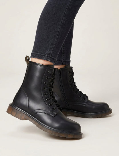 Botas altas con cordones de imitación. - Negro