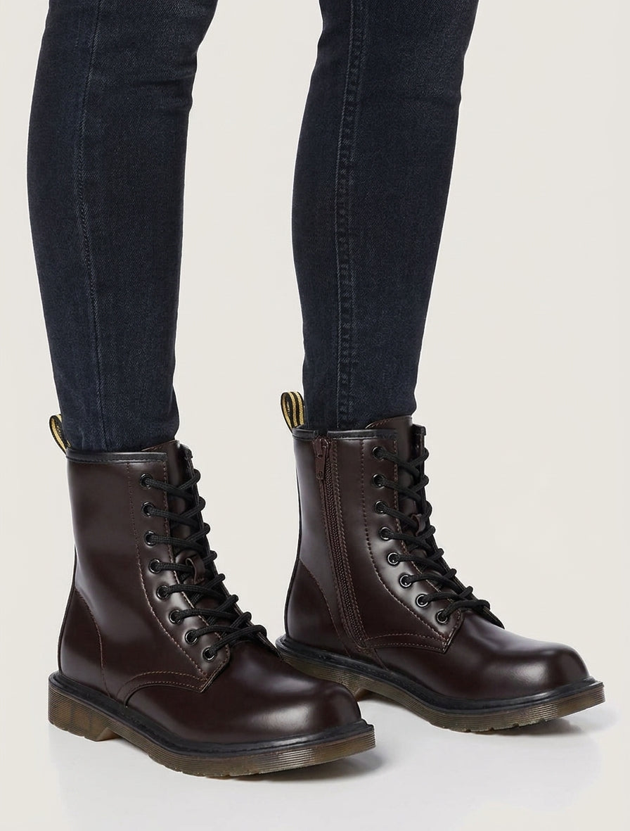 Botas altas con cordones de imitación. - Marrón