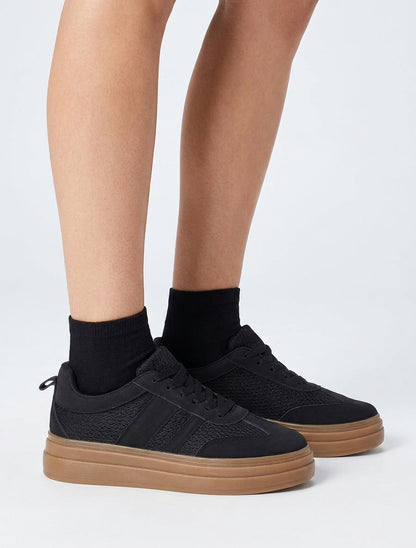 Zapatillas con paneles de malla y efecto nobuk. - Negro