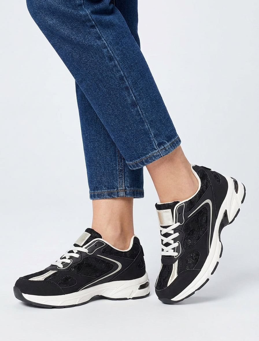 Zapatillas de imitación con encaje. - Negro