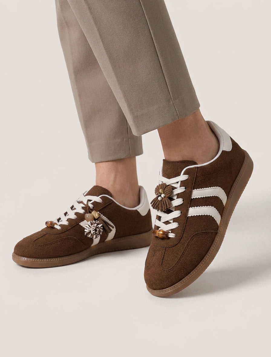 Zapatillas de ante con dijes y perlas. - Marrón