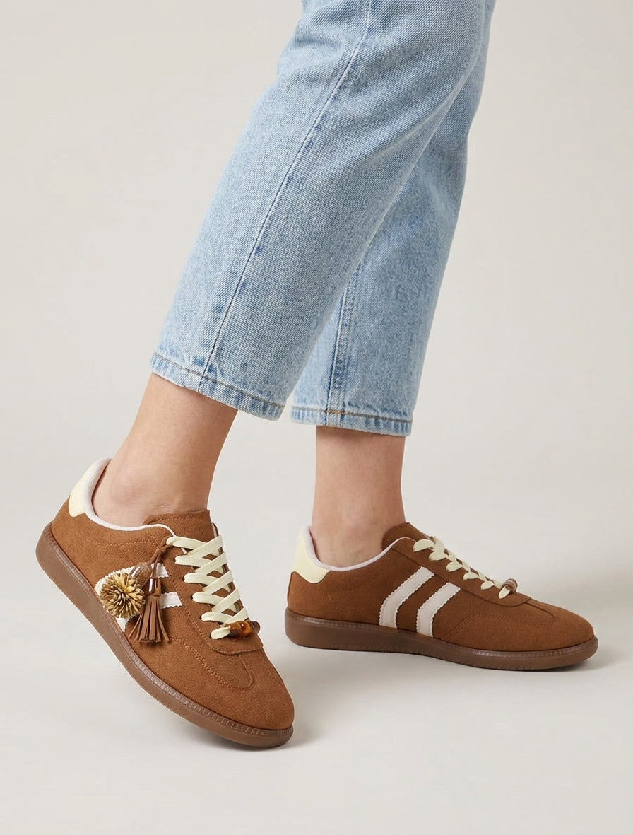 Zapatillas de ante con dijes y perlas - Camello