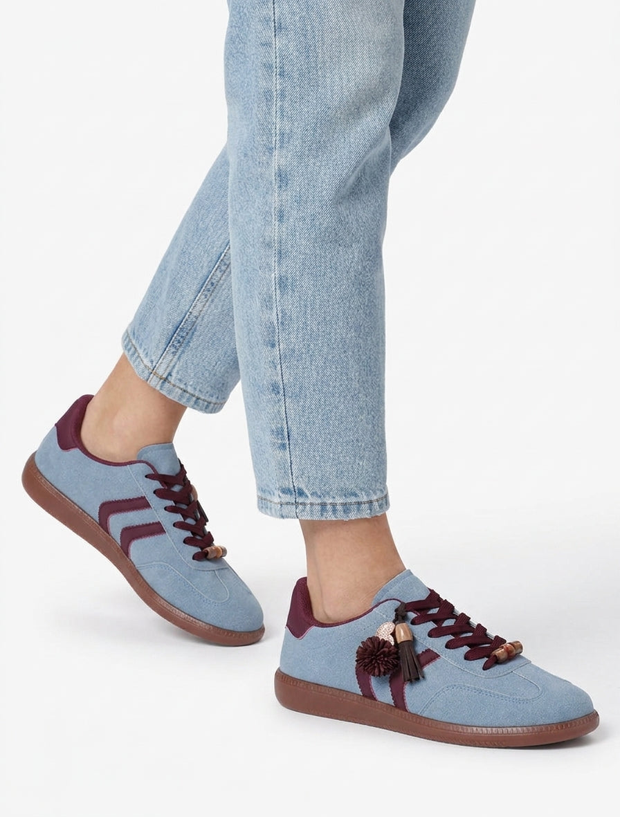 Zapatillas de ante con dijes y perlas. - Azul claro