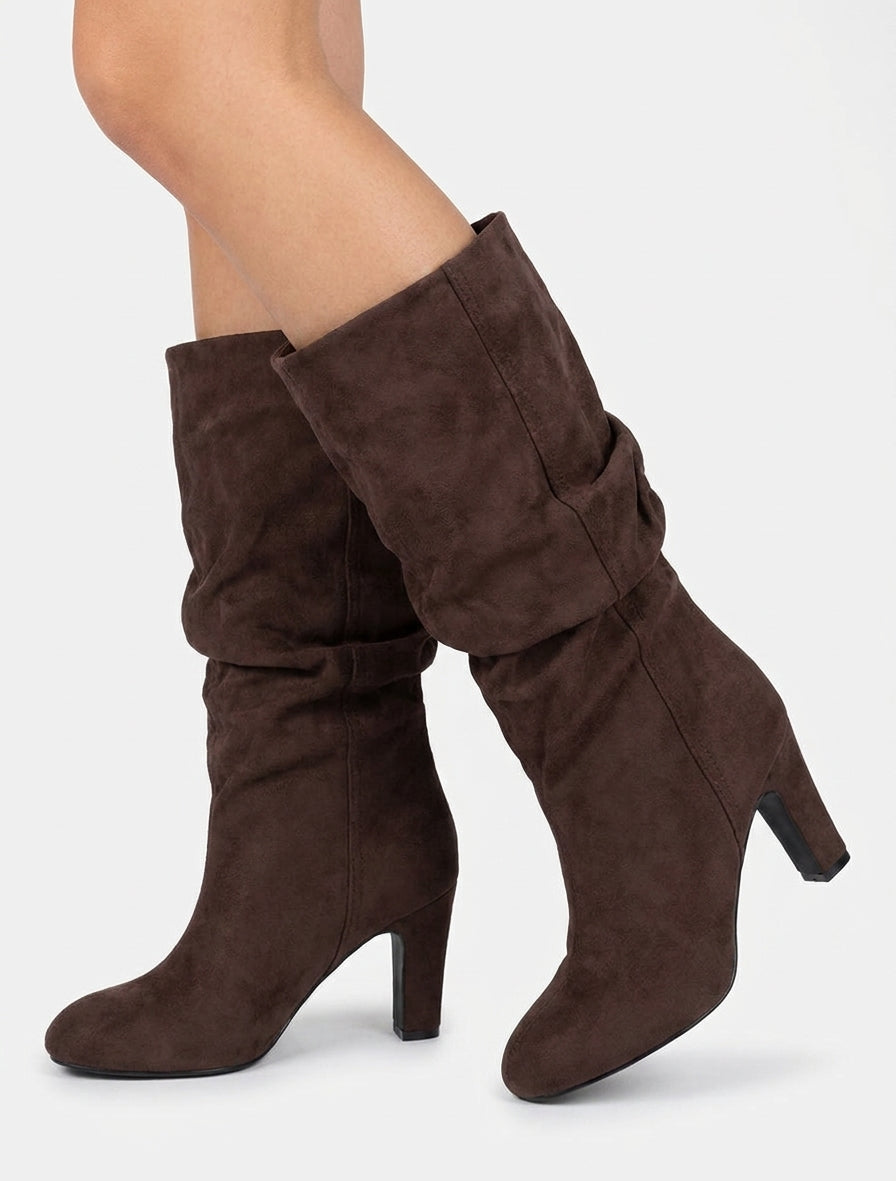 Botas de ante fruncidas con punta redonda. - Marrón